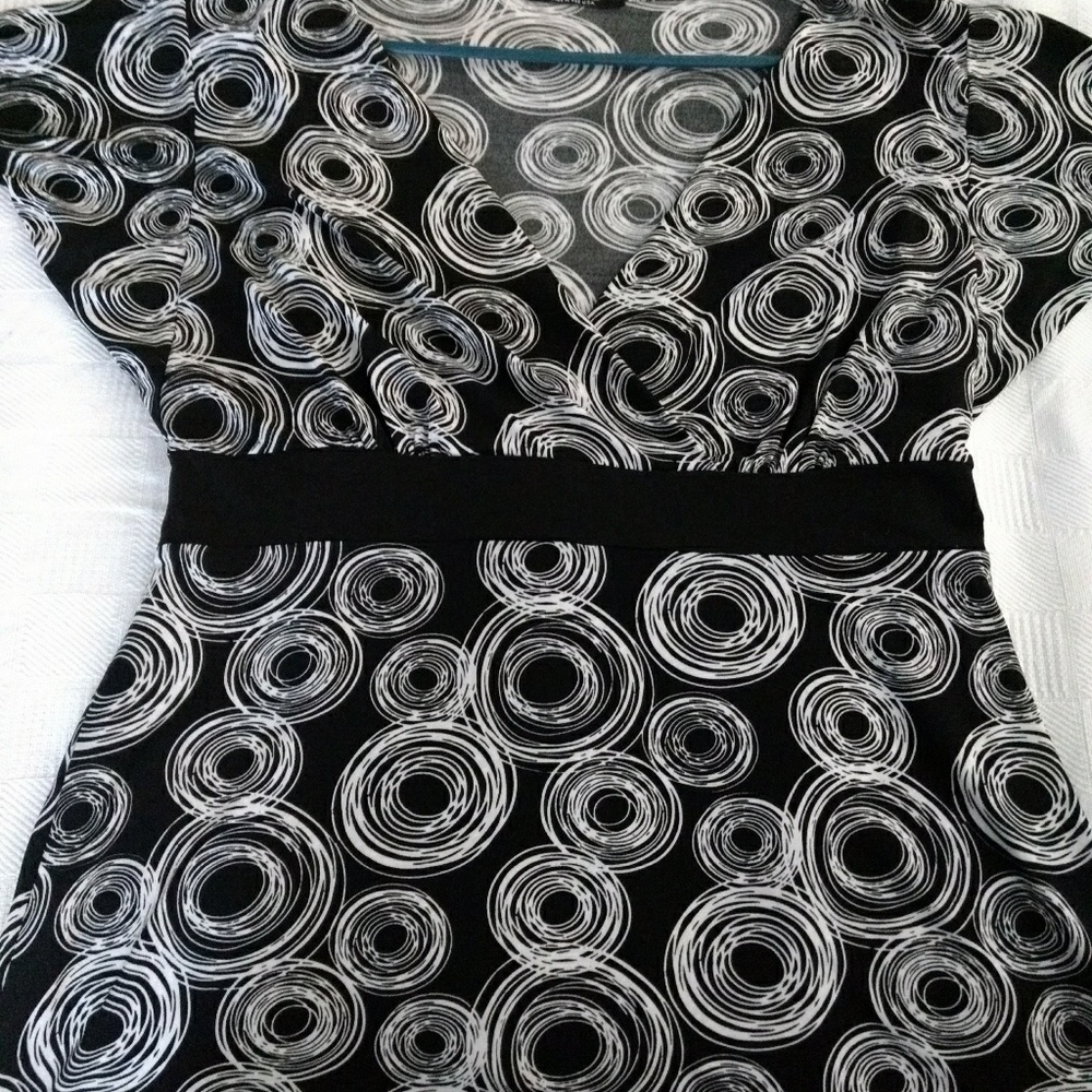 Sold! Adorable geometric top